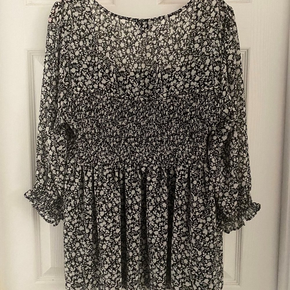 Smocked Black & White Flower Top Torrid Size 1